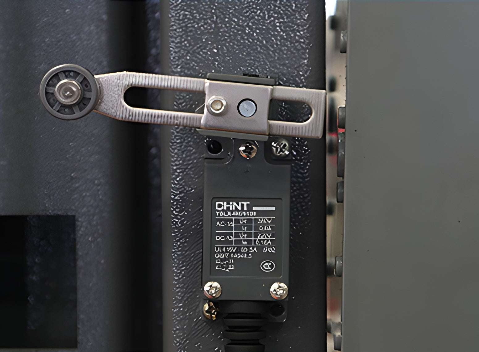 Limit switch with roller lever mounted on the post