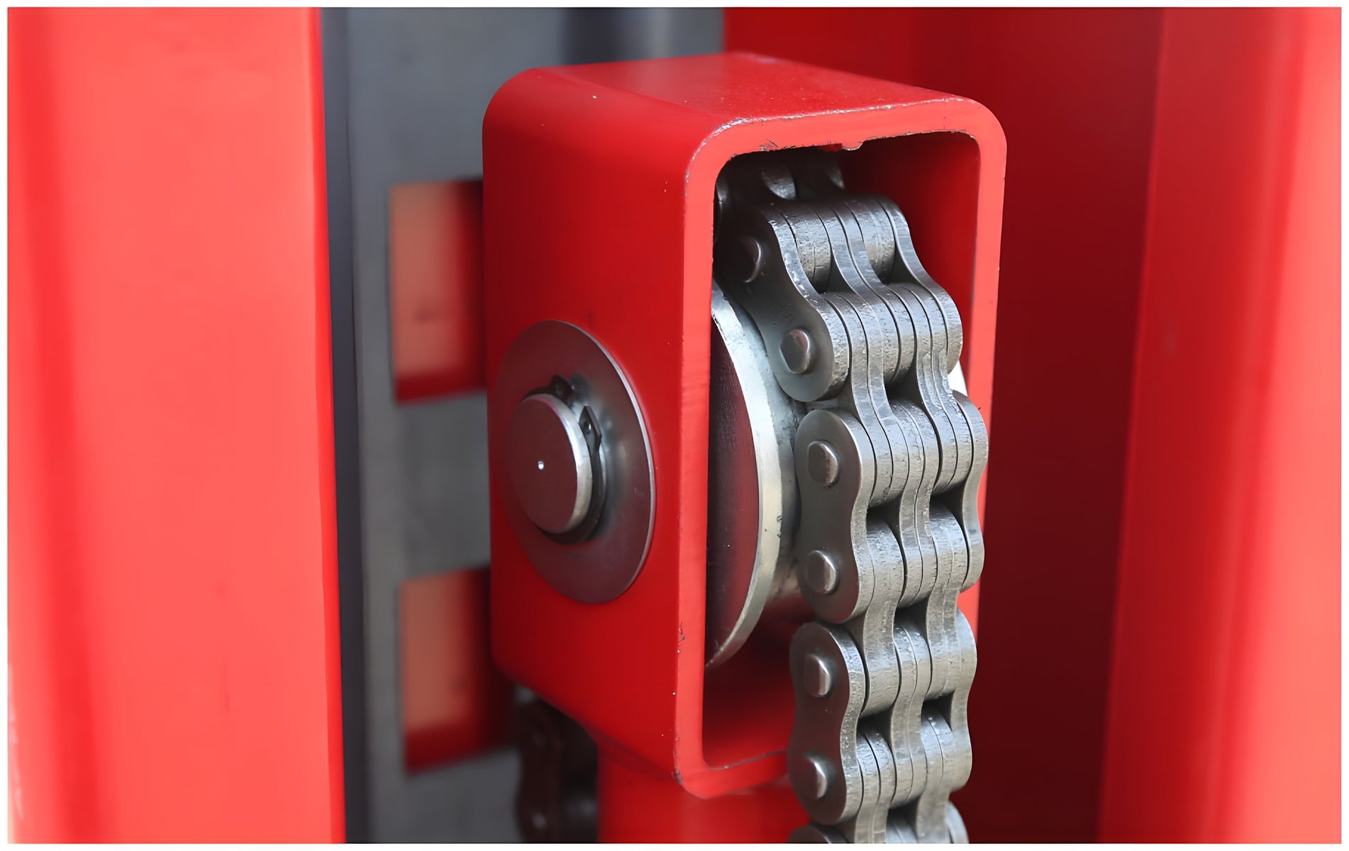 Close-up of the lifting chain running over the sprocket in its housing