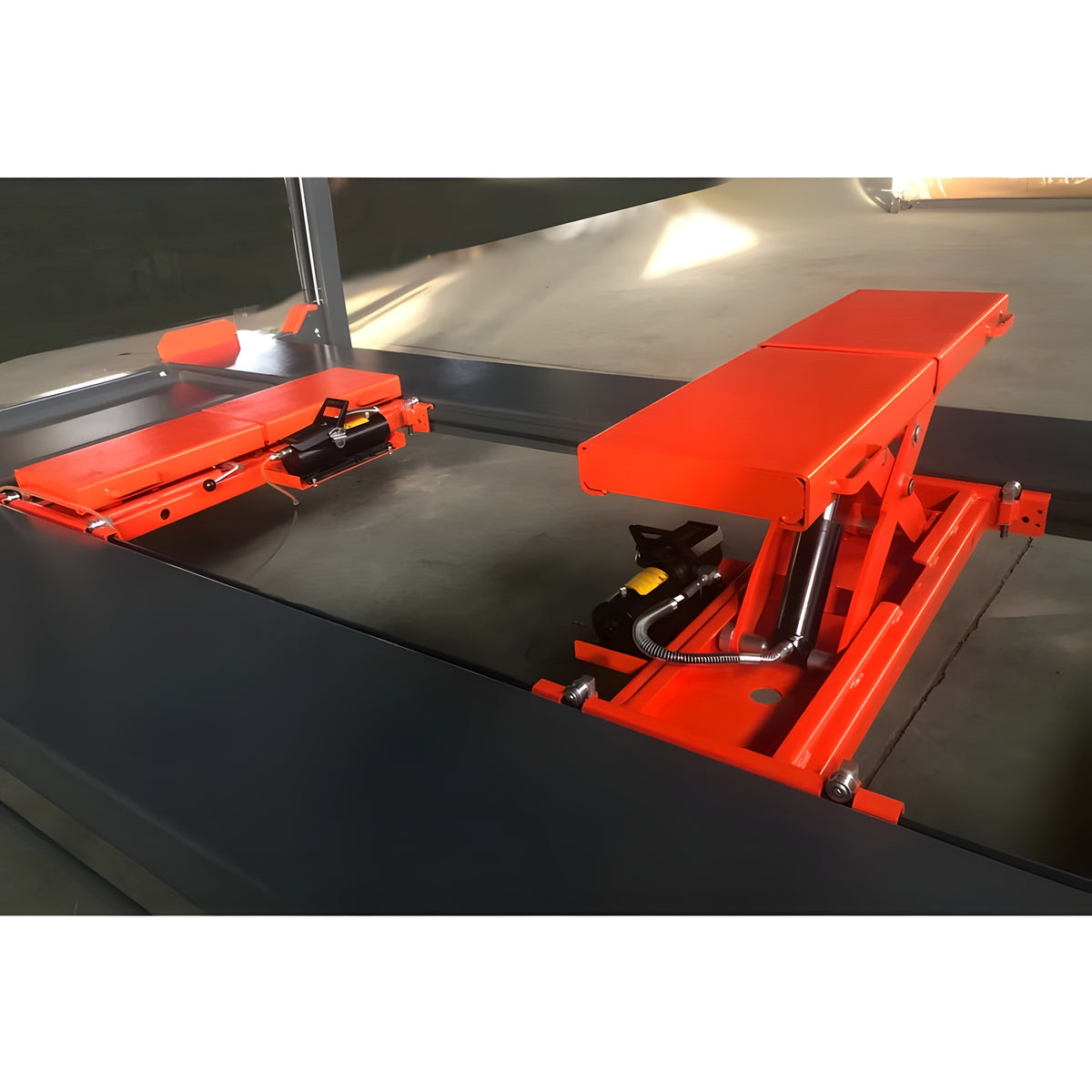 Jack tray and drip tray on the runway rails