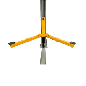 Triumph NT-16 swing-arm close-up showing symmetric arms, rubber lift pads, and floor-plate connecting bar